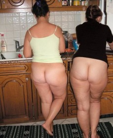 Naked mom with cellulite thighs at home