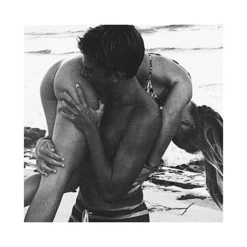 Passionate kisses on the beach