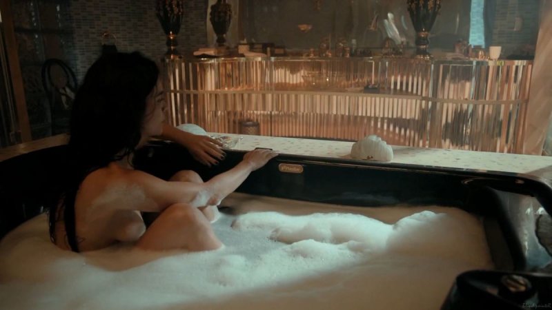 Alice Braga without panties