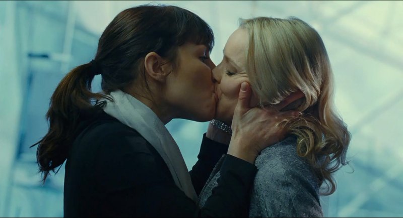 Numi Rapas and Rachel Macadams kiss