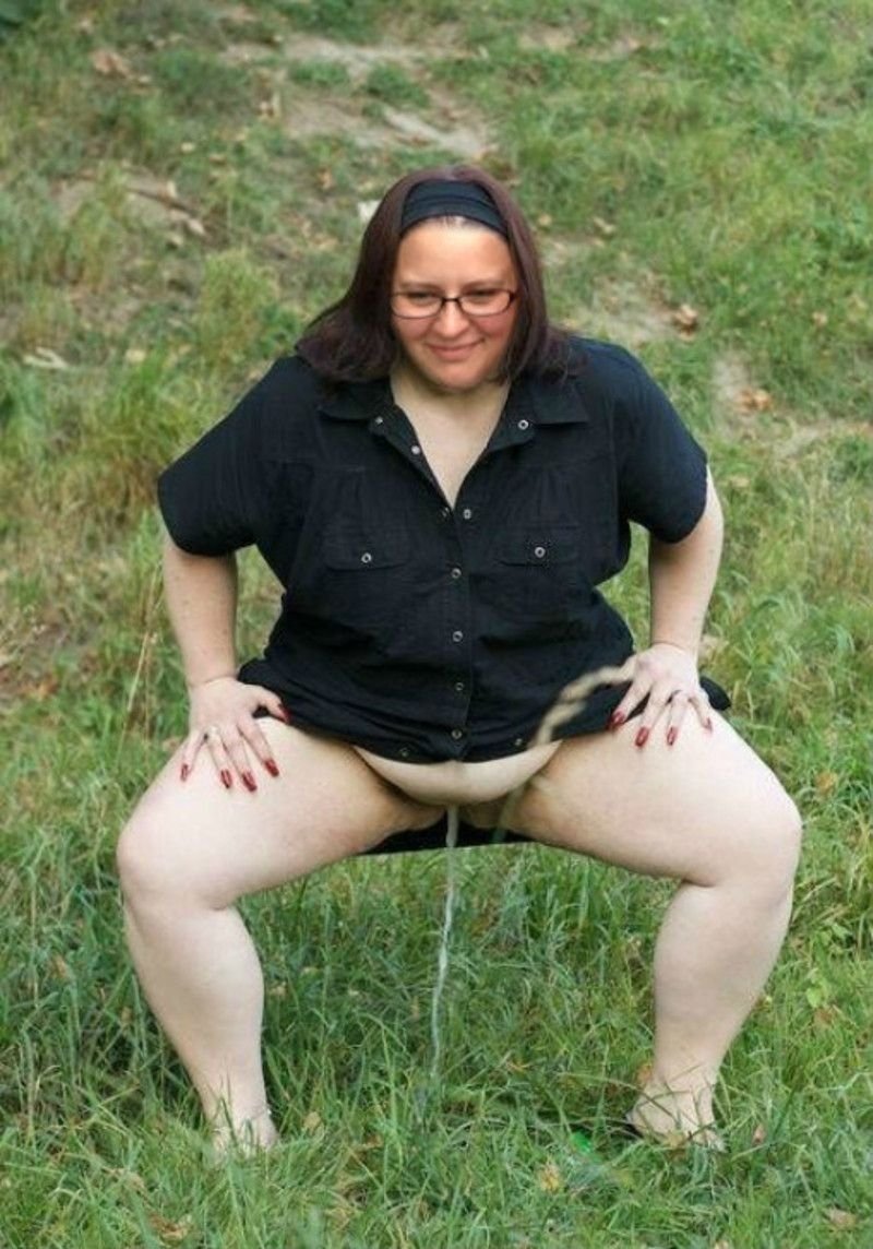 Pissing bbw in nature