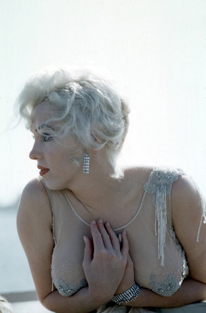 Dress Marilyn Monroe in jazz only girls