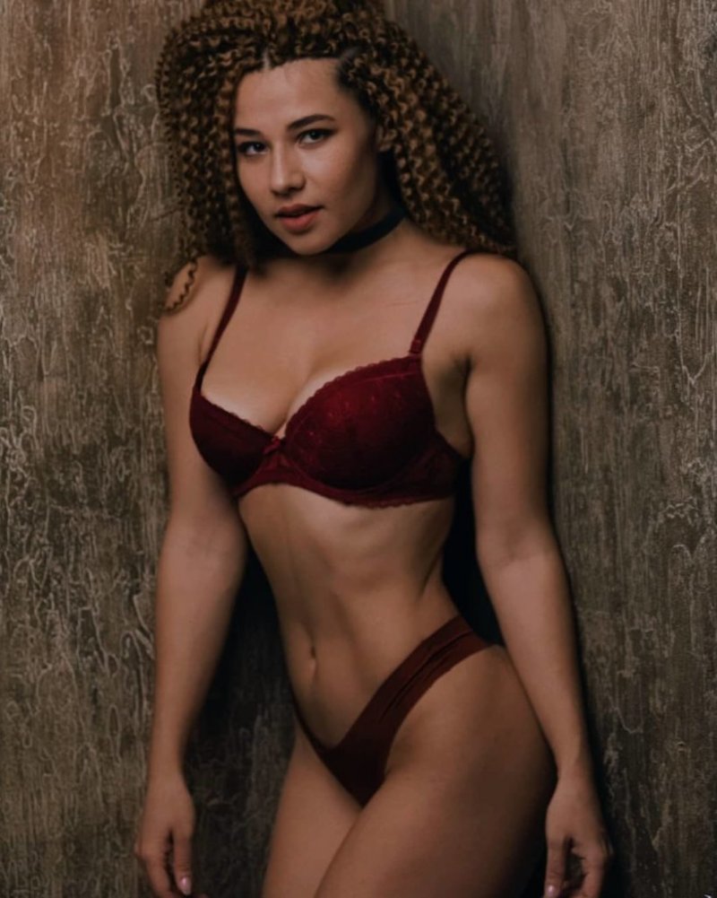 Angelina Strechin in the series knee