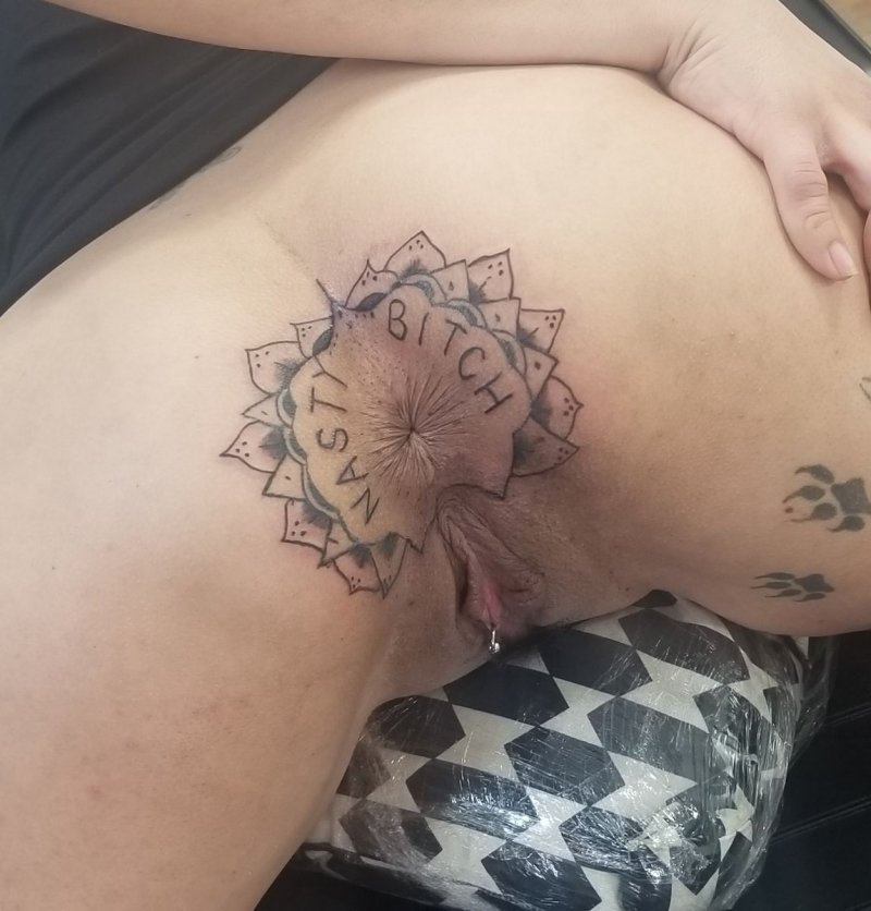 Bella fisting tattoo on the anus