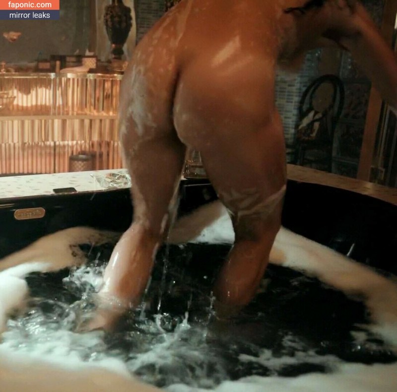 Erotic scenes with Alice Braga