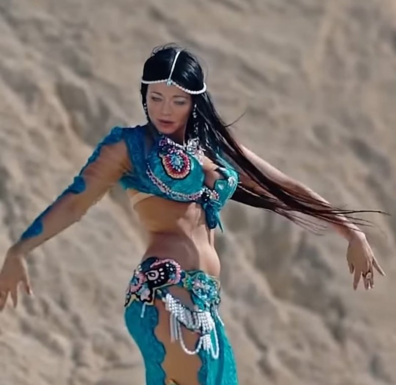 Alena Khmelnitskaya figure