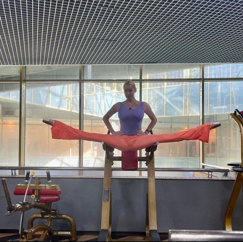 Anastasia Volochkova in mud