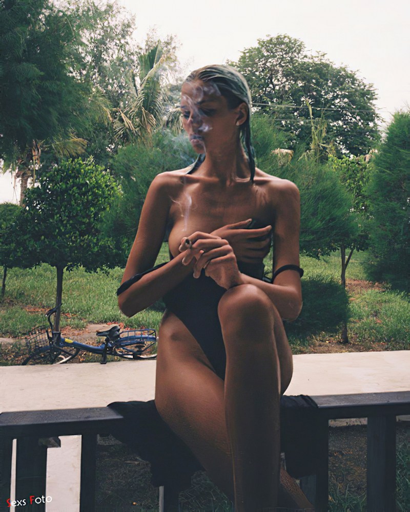 Olesya Kafelnikova photo on an elephant