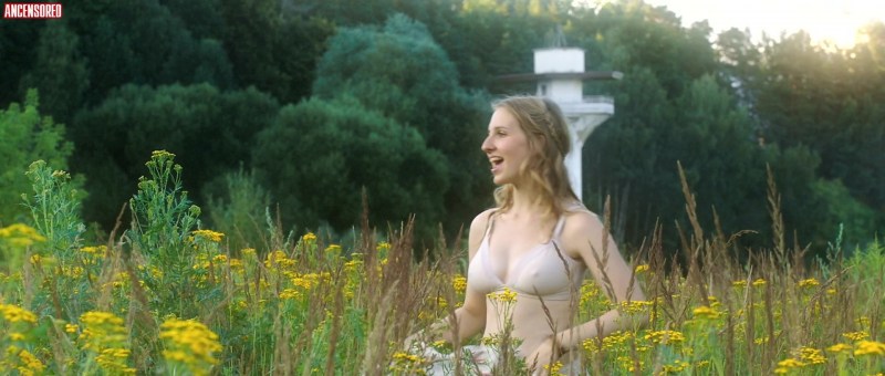 Elena Maksimova actress in the film Earth