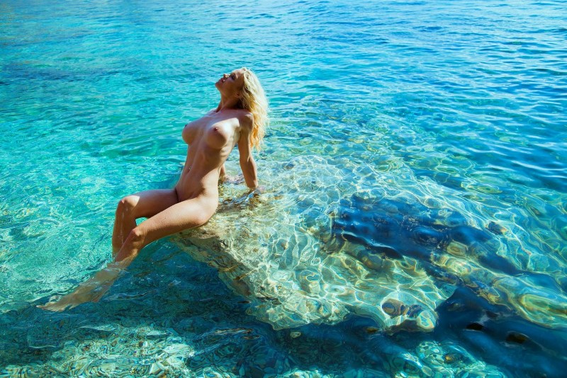 Gorgeous fuck on the beach