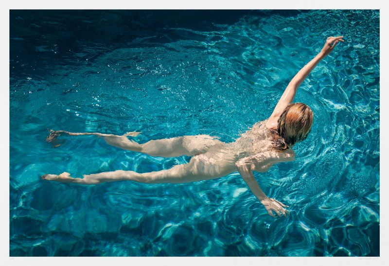 Naked pussy in the pool