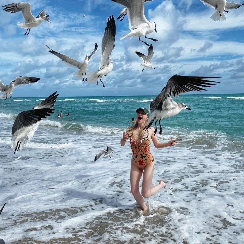 SIEST in an anime detective anime swimsuit