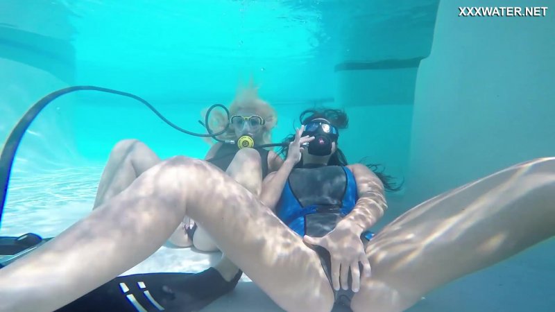 Peeping behind the naked in the pool