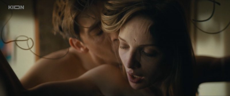 Julia Franz Gogol bed