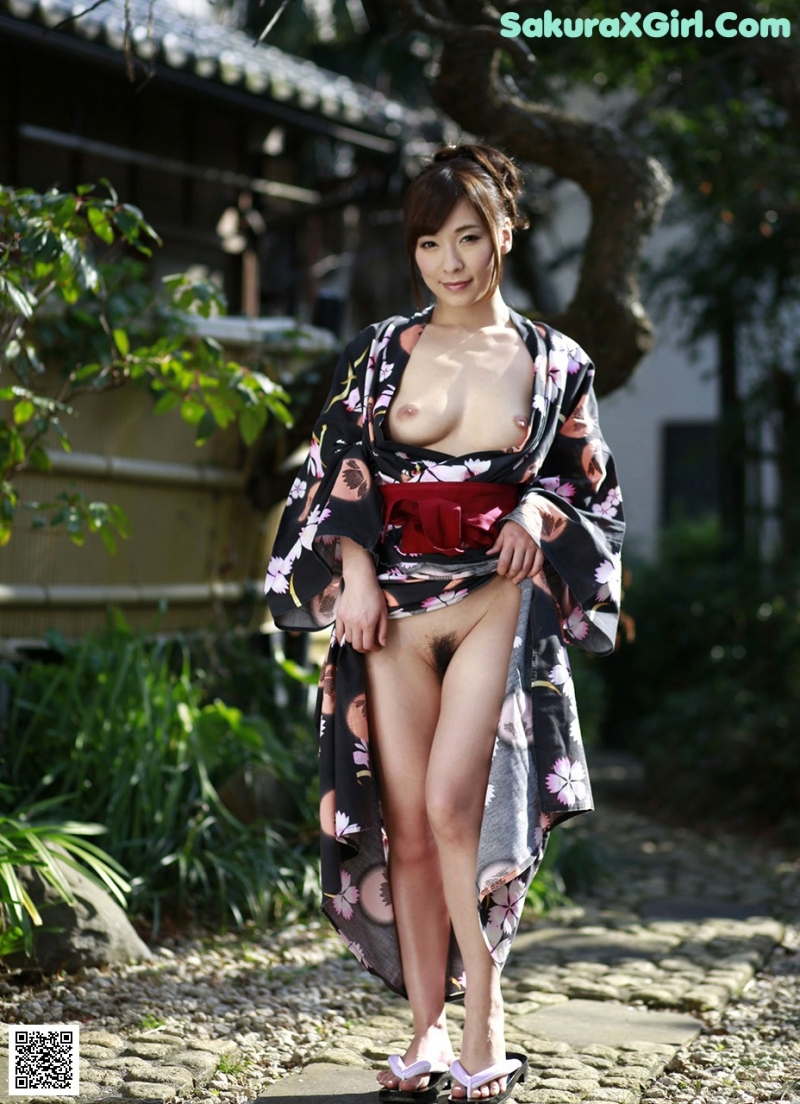 Naked Japanese women in kimono